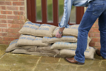 Building a sandbag wall wih self filling sandbags