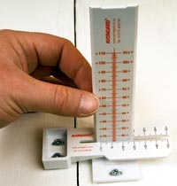 Displacement crack detector for buildings